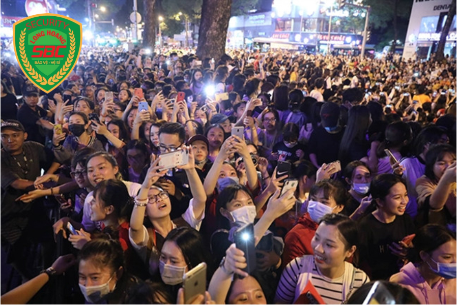 Kỹ Năng Kiểm Soát Đám Đông Hỗn Loạn Của Người Bảo Vệ